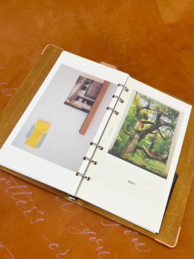 イベントで出会った刺激的なバインダー＆リフィル。公式サポーター“You are a PLOTTER ”の @aoyamaan.neo さんのレザーバインダーとリフィルメモパッドは！
PLOTTERTOKYOリミテッドエディションの“プレデター琥珀”とドローイングペーパー、バイブルサイズ。
以前PLOTTERTOKYOでドローイングペーパーのハウツーディスプレイを行っていましたが、それに感化されたそうで、ご自分でもトライされた、もはや作品の数々はどのページもクリエイティブで生き生きしていました。
こうしてユーザー同士のコミュニケーションにより、いろいろなハウツーが編み出されて拡がっていくシーンはPLOTTER冥利に尽きます。

An inspiring encounter at our latest event. Our official supporter from the 'You are a PLOTTER' community, @aoyamaan.neo, shared their Bible-size 'PREDATOR amber' paired with our Drawing Paper. Inspired by a past 'how-to' display at PLOTTER TOKYO, they created pages that are nothing short of masterpieces—each one vibrant, creative, and full of life. Seeing our ideas spark new ways of creating within the community is the ultimate reward for PLOTTER.
.
.
.
.
.
.
#plotter #plotter_life #drawtoday #shapetomorrow #drawingpaper
