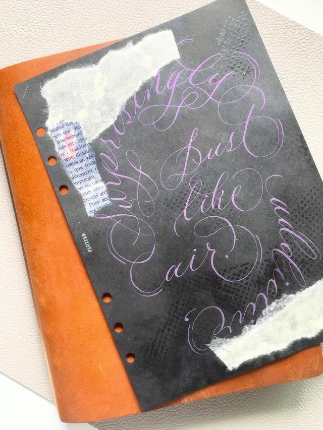 新しい「書き見本」がまたひとつ、店頭のレザーバインダーサンプルにそっと挟まりました。
文字やスケッチが刻まれたページの数々は、未来のオーナーに向けた、小さなインスピレーションの種。いつか店頭でページをめくる誰かの手と、このクリエイションが重なれば。そんな素敵な出会いの日を、バインダーたちは静かに待っています。

A new handwritten sample has found its home inside our display leather binder. These lines and marks are a quiet invitation, waiting for the day they meet your eyes and hands. We look forward to that serendipitous moment of discovery in the store.

.
.
.
・
・
・
#plotter #a5サイズ 
#プロッター #レザーバインダー #plottertokyo