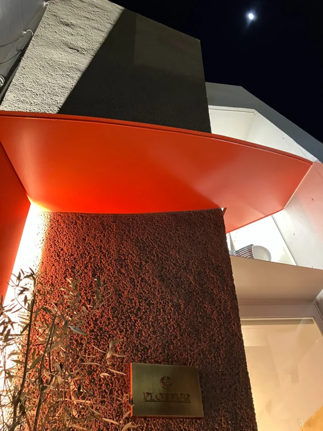 PLOTTER TOKYO」の空間は、世界的に著名な建築家にデザインしていただきました。
当時、何度も何度もディスカッションを重ねたコンセプトワークの時間が、今ではとても懐かしく思い出されます。私たちの内にあったブランドの想いを、「エンブレイス（包み込む）」という見事な形で体現してくれたこの建築。
これからも私たちはこの建物とともに、原宿の地から、世界へ向けてPLOTTERの魅力を力強く発信していきます。

The space of PLOTTER TOKYO was envisioned and crafted by a world-renowned architect. Looking back, the countless rounds of deep conceptual collaborative work feel incredibly nostalgic. The architectural design beautifully manifested our brand's core philosophy through the physical form of an 'embrace'—enfolding creativity just as our leather binders do. Anchored in this remarkable structure, we will continue to broadcast the allure of PLOTTER to the world from the vibrant heart of Harajuku.

.
.
.
.
.
.
.
.
.
.
#plotter #plotter_life 
#プロッター #レザーバインダー #建築デザイン