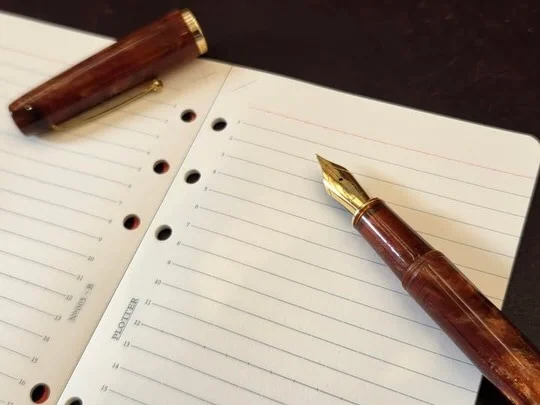 【書く時間を贅沢に】

■スタッフO:
滑らかな書き味。
カリカリとした書き味。
さらさらとした書き味。
ヌラヌラとした書き味。
どんな書き味がお好みですか？

万年筆はボールペンのような字幅や色の変化だけでなく、同じペンでも違った書き味を楽しめます。

近年の物価高騰の波に乗り、万年筆は実用的な筆記具というより、趣味として扱われるようになってきました。
でも忙しい現代で、ちょっとした手帳タイムを贅沢な時間に彩ってくれる力があります。

そして、PLOTTERのメモパッドリフィルに使われているDPペーパーは万年筆をしっかりと受け止めてくれます。
裏抜けを気にせず、書き味を楽しめ、インクがにじまない。
シャープペンやボールペンでは味わえない、“書く”を楽しめる組み合わせです。

書く時間を贅沢にしてみませんか？

■紹介アイテム
Concerto万年筆　¥30,800円（税込）

リフィルメモパッド6mm罫線80枚
A5 ¥814円
B ¥660円
N ¥660円
M ¥638円
（全て税込）