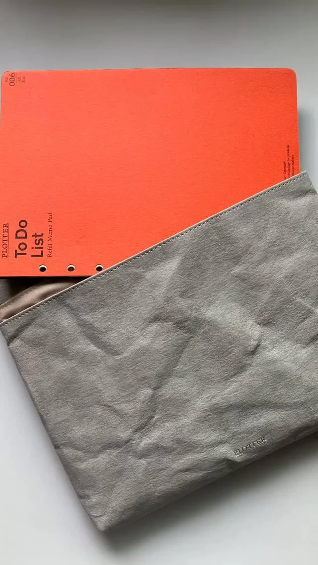 PLOTTER TOKYOリミテッドのウォッシャブルペーパー製「ジッパーケース」。
その外側には、A5サイズのリフィルメモパッドがすっぽりと収まる大容量のポケットを備えています。ジッパーを開けるひと手間さえ惜しい、すぐに取り出して書き留めたいものや、頻繁にアクセスするツールはすべてここへ。タフな素材感と圧倒的なアクセススピードが、あなたのワークフローをさらに機能的に進化させます。

Our PLOTTER TOKYO Limited Washable Paper Zipper Case has a secret weapon: an exterior pocket that perfectly fits an A5 Refill Memo Pad! 
No need to unzip the main compartment every time—just slide in the things you need to grab in a flash. It’s light, durable, and incredibly functional for life on the move!

.
.
.
.
.
.

#PLOTTER #PlotterTokyo #LimitedEdition #leatherbinder