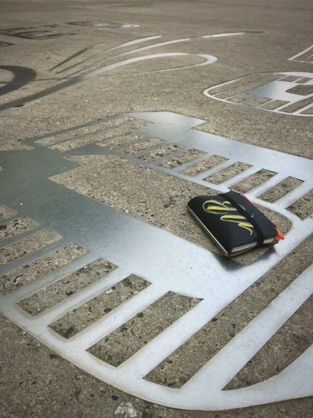 街で見かける文字やタイポグラフィには、ふとした美しさや新しい発見があります。 言葉を書き留め、思考を育む「文字」は、私たちにとってとても身近で大切な表現ツールです。 紙と革のプロダクトを通して、PLOTTERはこれからも「書くこと」や「想いを形にする時間」を大切に届けていきます。

.
.
.
.
.

#PLOTTER #Lettering #Typography #RespectTheWord #SystemOrganizer