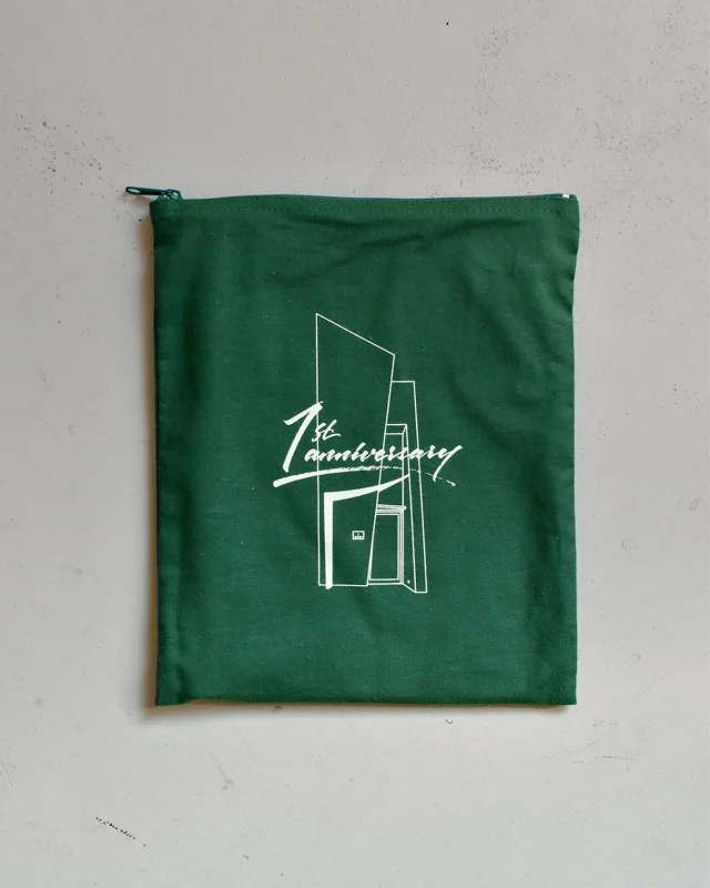 【1周年限定アイテム】

PLOTTER TOKYOの建物イラストがプリントされた
A5サイズがすっぽり入るフラットポーチ。

フラットポーチ
¥1,760(税込)

※2026年9月23日発売
※購入制限がございます(詳細は店頭にて)
※なくなり次第終了となります