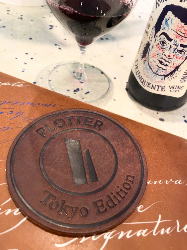 Beyond PLOTTERコンセプトの元、ステーショナリーの世界飛び越えてさまざまクリエイションに挑戦するPLOTTER。　
食のカテゴリーからPLOTTERsのクリエイティブワークを応援したいと生まれた旗艦店限定のオリジナルコーヒー。
それと一緒に使うのはもちろん私たちの真骨頂であるレザーグッズ。ランダムに選ばれたレザーバインダーと同じ革のオリジナルコースター。ちょっと溢れた飲み物が染み込むのもまたいい味わいを生んでいく。

Under the “Beyond PLOTTER” concept, PLOTTER is venturing beyond the world of stationery to take on a variety of creative challenges. 
Born from our desire to support PLOTTERs’ creative work through the food category, we’ve created original coffee available exclusively at our flagship store.
Of course, the perfect accompaniment to these is our signature leather goods. We’ve paired randomly selected leather binders with original coasters made from the same leather. The way the drink seeps into the leather adds its own unique charm over time.
.
.
.
.
.
#plotter #plottertokyo #BeyondPLOTTER #drawtoday #shapetomorrow